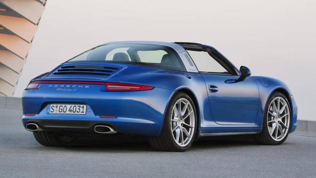 Além da coluna "B" fixa, a parte traseira do veículo deve ser completamente envidraçada, lembrando os 911 Targa dos anos 60 | <a href="https://preprod.quatrorodas.abril.com.br/noticias/saloes/detroit-2014/porsche-lanca-911-targa-detroit-767649.shtml" rel="migration">Leia mais</a> Além da coluna "B" fixa, a parte traseira do veículo deve ser completamente envidraçada, lembrando os 911 Targa dos anos 60 | <a href="https://preprod.quatrorodas.abril.com.br/noticias/saloes/detroit-2014/porsche-lanca-911-targa-detroit-767649.shtml" rel="migration">Leia mais</a>