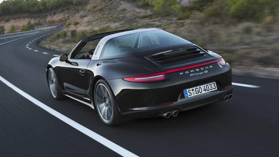 O novo 911 Targa será oferecido com duas opções de motorização (versões 4 e 4S) | <a href="https://preprod.quatrorodas.abril.com.br/noticias/saloes/detroit-2014/porsche-lanca-911-targa-detroit-767649.shtml" rel="migration">Leia mais</a>