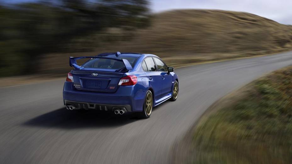 Visualmente, é possível perceber o perfil corpulento da carroceria do WRX STI, proporcionado por um kit aerodinâmico exclusivo | <a href="https://preprod.quatrorodas.abril.com.br/noticias/saloes/detroit-2014/subaru-apresenta-wrx-sti-770456.shtml" rel="migration">Leia mais</a>