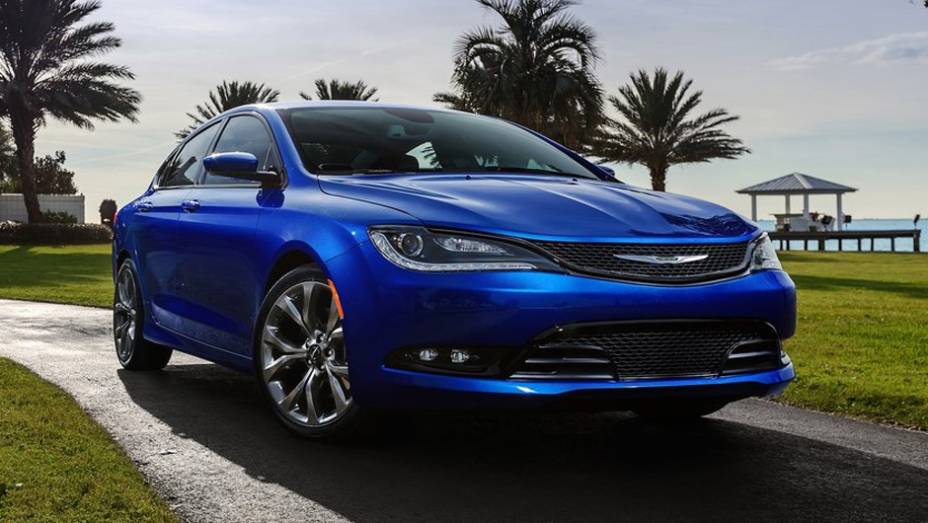 Uma das versões conta com bloco 2.4 l de quatro cilindros de 184 cv... | <a href="https://preprod.quatrorodas.abril.com.br/noticias/saloes/detroit-2014/novo-chrysler-200-faz-sua-estreia-detroit-768496.shtml" rel="migration">Leia mais</a>