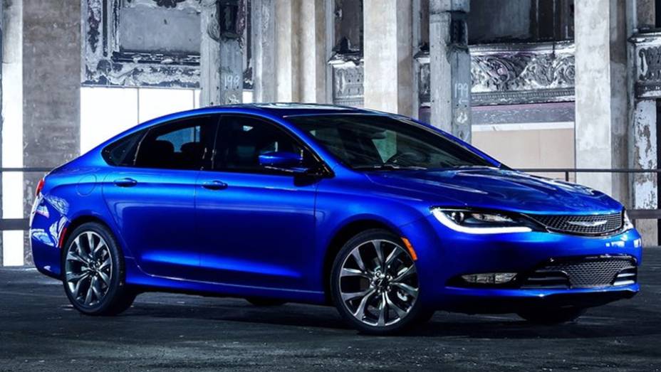 ... enquanto a outra, um pouco mais potente, um V6 3.6 l Pentastar de 295 cv | <a href="https://preprod.quatrorodas.abril.com.br/noticias/saloes/detroit-2014/novo-chrysler-200-faz-sua-estreia-detroit-768496.shtml" rel="migration">Leia mais</a>