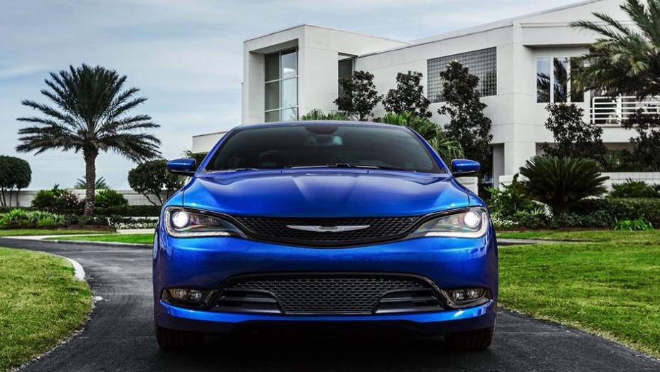 Sem previsão exata para chegar ao mercado, o Chrysler 200 custará a partir de US$ 21.700 | <a href="https://preprod.quatrorodas.abril.com.br/noticias/saloes/detroit-2014/novo-chrysler-200-faz-sua-estreia-detroit-768496.shtml" rel="migration">Leia mais</a>