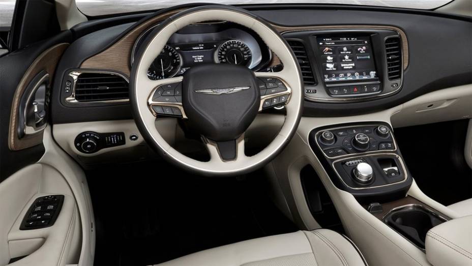 Detalhe do interior | <a href="https://preprod.quatrorodas.abril.com.br/noticias/saloes/detroit-2014/novo-chrysler-200-faz-sua-estreia-detroit-768496.shtml" rel="migration">Leia mais</a>