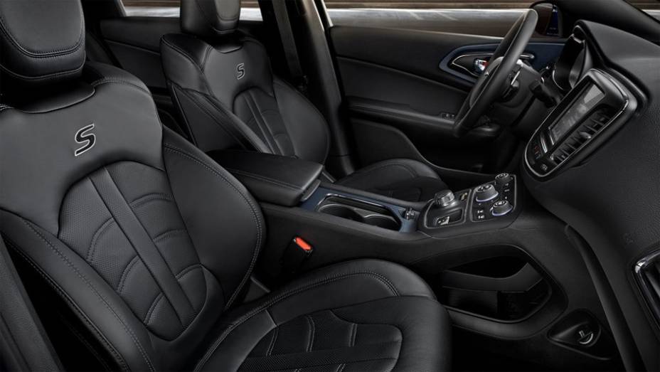 Detalhe do interior do novo Chrysler 200S | <a href="https://preprod.quatrorodas.abril.com.br/noticias/saloes/detroit-2014/novo-chrysler-200-faz-sua-estreia-detroit-768496.shtml" rel="migration">Leia mais</a>