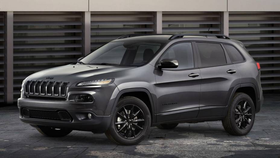 No caso do Cherokee, foram acrescentados detalhes em preto brilhante (gloss) na grade frontal e no suporte de teto | <a href="https://preprod.quatrorodas.abril.com.br/noticias/fabricantes/jeep-lanca-edicao-especial-altitude-771178.shtml" rel="migration">Leia mais</a>