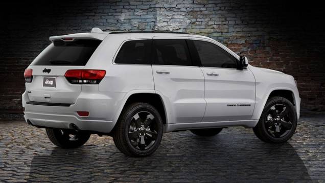 Faróis e lanternas são escurecidos, enquanto o revestimento interno é em couro e suede | <a href="https://preprod.quatrorodas.abril.com.br/noticias/fabricantes/jeep-lanca-edicao-especial-altitude-771178.shtml" rel="migration">Leia mais</a> Faróis e lanternas são escurecidos, enquanto o revestimento interno é em couro e suede | <a href="https://preprod.quatrorodas.abril.com.br/noticias/fabricantes/jeep-lanca-edicao-especial-altitude-771178.shtml" rel="migration">Leia mais</a>
