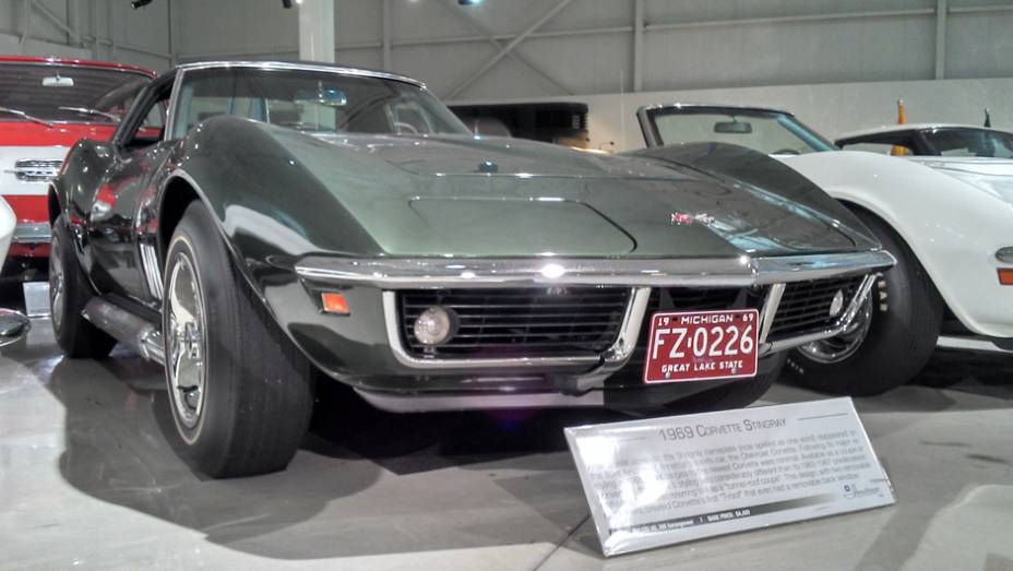 O enorme galpão agrupa cerca de 200 veículos de todas as épocas, como este belo Corvette Stingray | <a href="https://preprod.quatrorodas.abril.com.br/reportagens/classicos/visitamos-gm-heritage-center-771490.shtml" rel="migration">Leia mais</a>