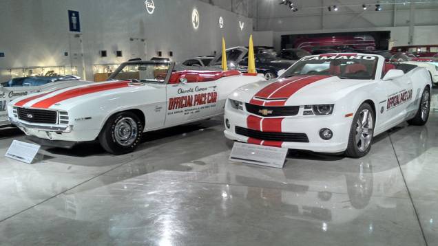 Lado a lado, os Camaros pace-car das edições de 1969 e 2011 das 500 Milhas de Indianápolis | <a href="https://preprod.quatrorodas.abril.com.br/reportagens/classicos/visitamos-gm-heritage-center-771490.shtml" rel="migration">Leia mais</a> Lado a lado, os Camaros pace-car das edições de 1969 e 2011 das 500 Milhas de Indianápolis | <a href="https://preprod.quatrorodas.abril.com.br/reportagens/classicos/visitamos-gm-heritage-center-771490.shtml" rel="migration">Leia mais</a>
