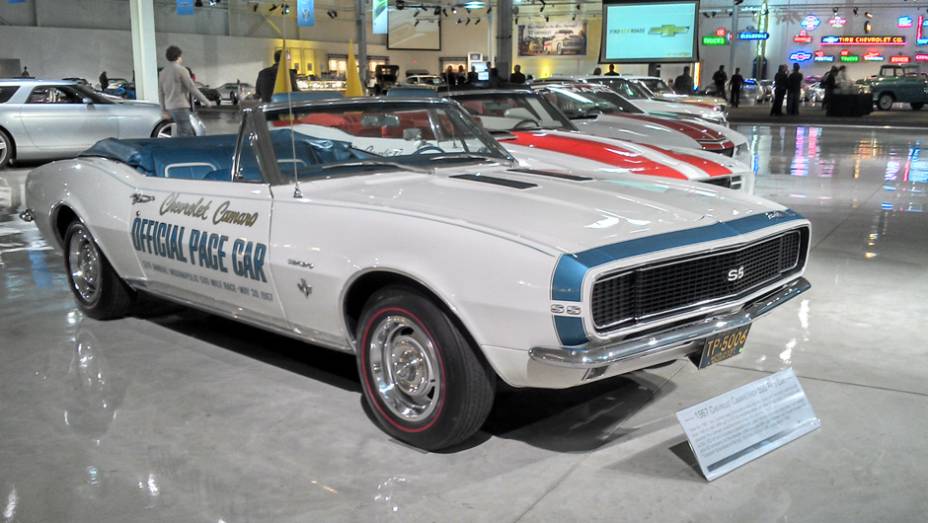 Eis um reluzente Camaro SS utilizado como pace-car das 500 Milhas de Indianápolis de 1967 | <a href="https://preprod.quatrorodas.abril.com.br/reportagens/classicos/visitamos-gm-heritage-center-771490.shtml" rel="migration">Leia mais</a>