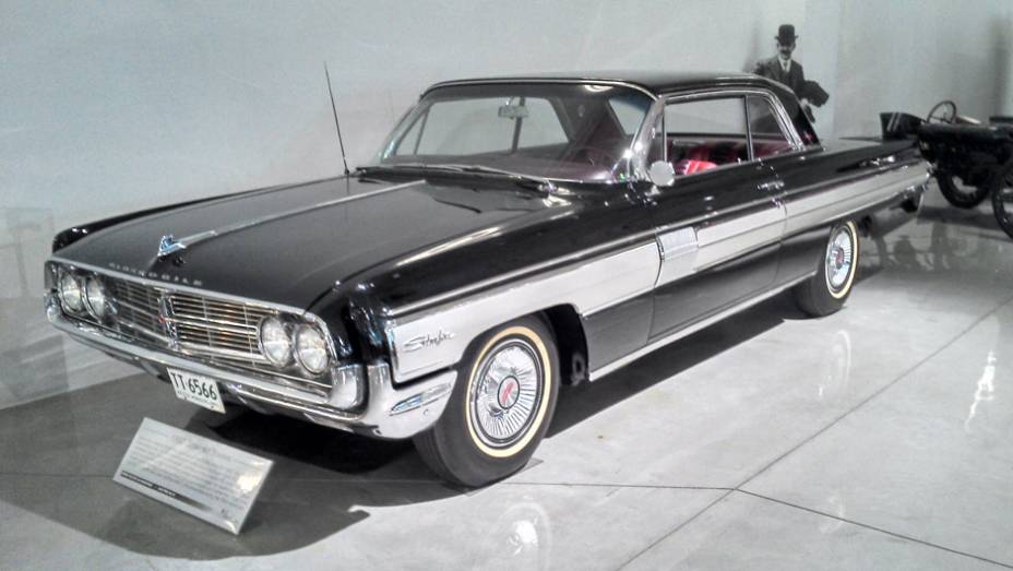 A extinta Oldsmobile marca presença com o Starfire 1962, o primeiro carro norte-americano com câmbio automático montado no assoalho, e não na coluna de direção | <a href="https://preprod.quatrorodas.abril.com.br/reportagens/classicos/visitamos-gm-heritage-center-7" rel="migration"></a>