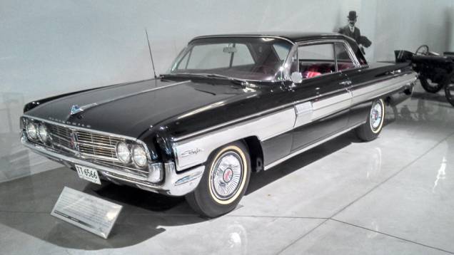 A extinta Oldsmobile marca presença com o Starfire 1962, o primeiro carro norte-americano com câmbio automático montado no assoalho, e não na coluna de direção | <a href="https://preprod.quatrorodas.abril.com.br/reportagens/classicos/visitamos-gm-heritage-center-7" rel="migration"></a> A extinta Oldsmobile marca presença com o Starfire 1962, o primeiro carro norte-americano com câmbio automático montado no assoalho, e não na coluna de direção | <a href="https://preprod.quatrorodas.abril.com.br/reportagens/classicos/visitamos-gm-heritage-center-7" rel="migration"></a>