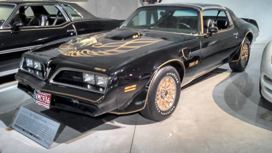 O Trans-Am, um dos grandes clássicos da Pontiac, aparece na edição Black Special Edition, associada ao filme "Bandit" | <a href="https://preprod.quatrorodas.abril.com.br/reportagens/classicos/visitamos-gm-heritage-center-771490.shtml" rel="migration">Leia mais</a>