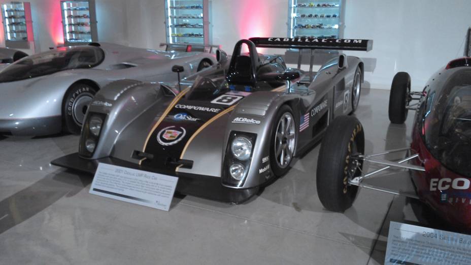 Na ala dos carros de competição, temos o Cadillac Northstar LMP, um protótipo que disputou a American Le Mans Series e tinha como meta levar a marca às 24 Horas de Le Mans, o que nunca aconteceu | <a href="https://preprod.quatrorodas.abril.com.br/reportagens/class" rel="migration"></a>