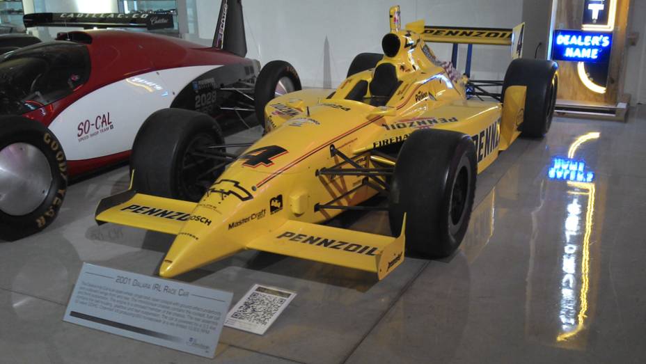Há também um monoposto da Fórmula Indy de 2001, categoria na qual a Chevrolet está presente até hoje | <a href="https://preprod.quatrorodas.abril.com.br/reportagens/classicos/visitamos-gm-heritage-center-771490.shtml" rel="migration">Leia mais</a>
