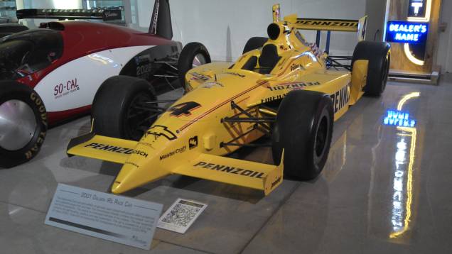 Há também um monoposto da Fórmula Indy de 2001, categoria na qual a Chevrolet está presente até hoje | <a href="https://preprod.quatrorodas.abril.com.br/reportagens/classicos/visitamos-gm-heritage-center-771490.shtml" rel="migration">Leia mais</a> Há também um monoposto da Fórmula Indy de 2001, categoria na qual a Chevrolet está presente até hoje | <a href="https://preprod.quatrorodas.abril.com.br/reportagens/classicos/visitamos-gm-heritage-center-771490.shtml" rel="migration">Leia mais</a>