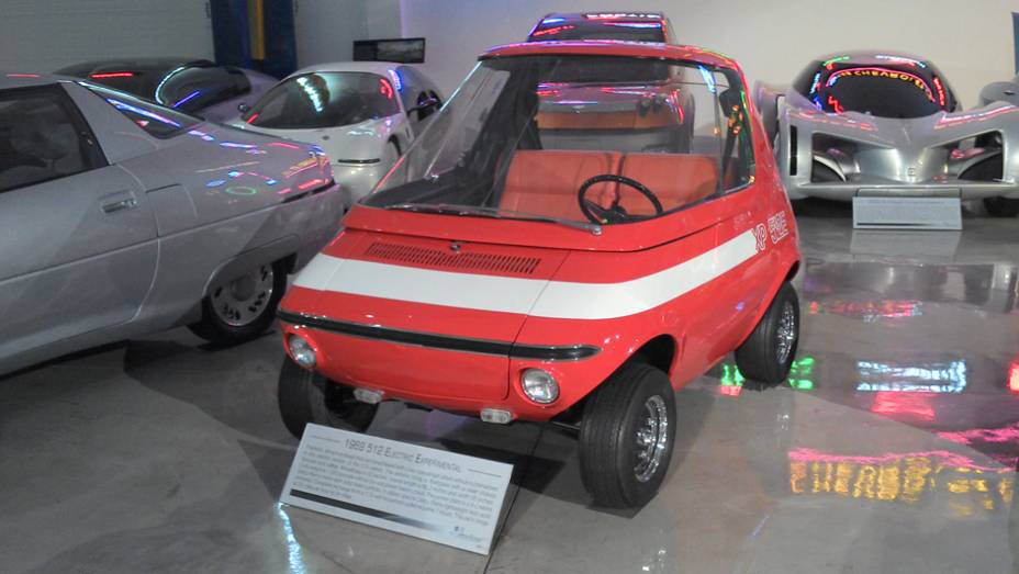 Exótico, o GM 512 era um híbrido que usava apenas eletricidade a até 16 km/h; de 17 km/h a 21 km/h, se movia com eletricidade e um motor a combustão e, acima dessa velocidade, apenas gasolina | <a href="https://preprod.quatrorodas.abril.com.br/reportagens/classico" rel="migration"></a>