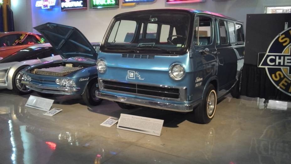 Apresentado em 1966, a Electrovan era um estudo movido por 32 células de combustível, mostrando que a propulsão elétrica poderia ser aplicada em série; o projeto foi engavetado pelos altos custos | <a href="https://preprod.quatrorodas.abril.com.br/reportagens/clas" rel="migration"></a>
