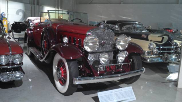 O Cadillac V16 foi o modelo topo-de-linha da marca entre 1930 e 1940; inicialmente, teve um motor de 7,4 litros que rendia 165 cv e o levava aos 160 km/h, números assombrosos para a época | <a href="https://preprod.quatrorodas.abril.com.br/reportagens/classicos/vi" rel="migration"></a> O Cadillac V16 foi o modelo topo-de-linha da marca entre 1930 e 1940; inicialmente, teve um motor de 7,4 litros que rendia 165 cv e o levava aos 160 km/h, números assombrosos para a época | <a href="https://preprod.quatrorodas.abril.com.br/reportagens/classicos/vi" rel="migration"></a>
