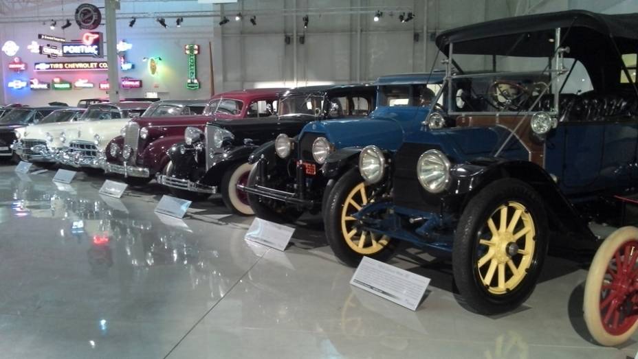 Diversos modelos da Cadillac, um mais belo que o outro, embelezam o Heritage Center | <a href="https://preprod.quatrorodas.abril.com.br/reportagens/classicos/visitamos-gm-heritage-center-771490.shtml" rel="migration">Leia mais</a>