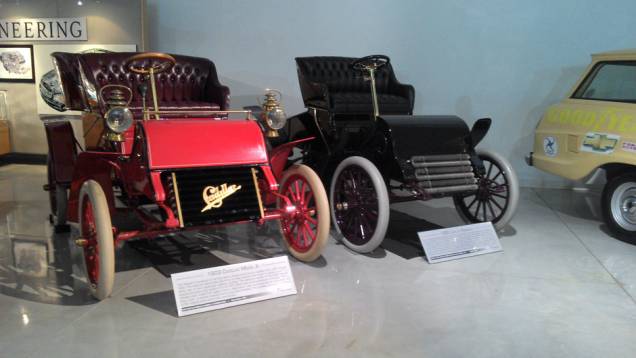 Duas raridades: o Cadillac Runabout 1902, uma espécie de carruagem com um motor de apenas 6,5 cv, e o Cadillac Model A, o primeiro modelo de grande volume fabricado pela marca | <a href="https://preprod.quatrorodas.abril.com.br/reportagens/classicos/visitamos-gm-h" rel="migration"></a> Duas raridades: o Cadillac Runabout 1902, uma espécie de carruagem com um motor de apenas 6,5 cv, e o Cadillac Model A, o primeiro modelo de grande volume fabricado pela marca | <a href="https://preprod.quatrorodas.abril.com.br/reportagens/classicos/visitamos-gm-h" rel="migration"></a>