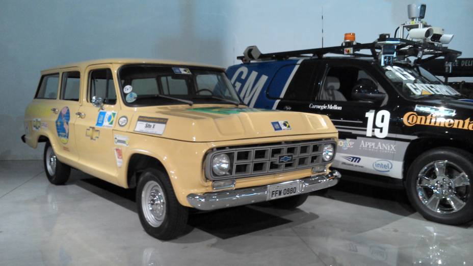 Outra representante verde-e-amarela no Heritage Center é a Veraneio, uma espécie de avó dos SUVs | <a href="https://preprod.quatrorodas.abril.com.br/reportagens/classicos/visitamos-gm-heritage-center-771490.shtml" rel="migration">Leia mais</a>