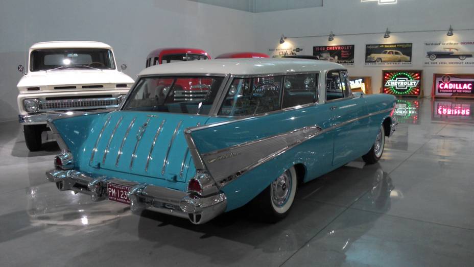Produzida de 1955 a 1972, a Nomad era uma versão familiar do Chevrolet Bel-Air, e tinha linhas tão belas quanto as do sedã | <a href="https://preprod.quatrorodas.abril.com.br/reportagens/classicos/visitamos-gm-heritage-center-771490.shtml" rel="migration">Leia mais</a>