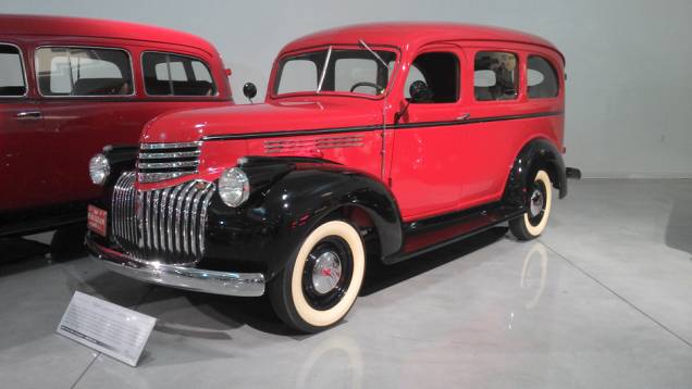 Não podia faltar a Suburban, o modelo há mais tempo em produção nos EUA (e no mundo): ela foi lançada em 1934 e hoje está em sua 12ª geração | <a href="https://preprod.quatrorodas.abril.com.br/reportagens/classicos/visitamos-gm-heritage-center-771490.shtml" rel="migration">Leia m</a> Não podia faltar a Suburban, o modelo há mais tempo em produção nos EUA (e no mundo): ela foi lançada em 1934 e hoje está em sua 12ª geração | <a href="https://preprod.quatrorodas.abril.com.br/reportagens/classicos/visitamos-gm-heritage-center-771490.shtml" rel="migration">Leia m</a>