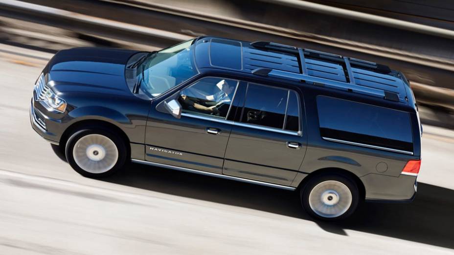 Com o objetivo de rivalizar com o Cadillac Escalade, o utilit&aacute;rio ser&aacute; apresentado ao p&uacute;blico em fevereiro | <a href="https://preprod.quatrorodas.abril.com.br/noticias/fabricantes/lincoln-revela-facelift-navigator-771202.shtml" rel="migration">Leia mais</a>