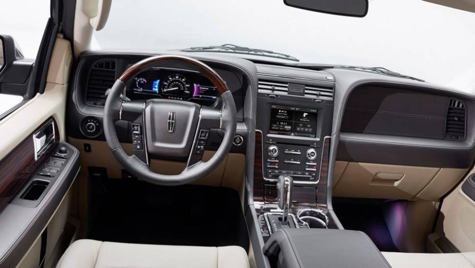 Por dentro, a cabine tem revestimento em couro com acabamento em madeira, incluindo o volante, partida no bot&atilde;o e sistema multim&iacute;dia MyLincoln Touch | <a href="https://preprod.quatrorodas.abril.com.br/noticias/fabricantes/lincoln-revela-facelift-navigator-771202.s" rel="migration"></a>
