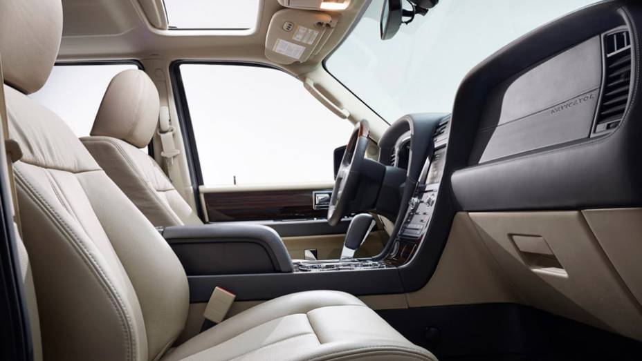 Sob o cap&ocirc;, o motor escolhido foi o 3.5 V6 EcoBoost | <a href="https://preprod.quatrorodas.abril.com.br/noticias/fabricantes/lincoln-revela-facelift-navigator-771202.shtml" rel="migration">Leia mais</a>