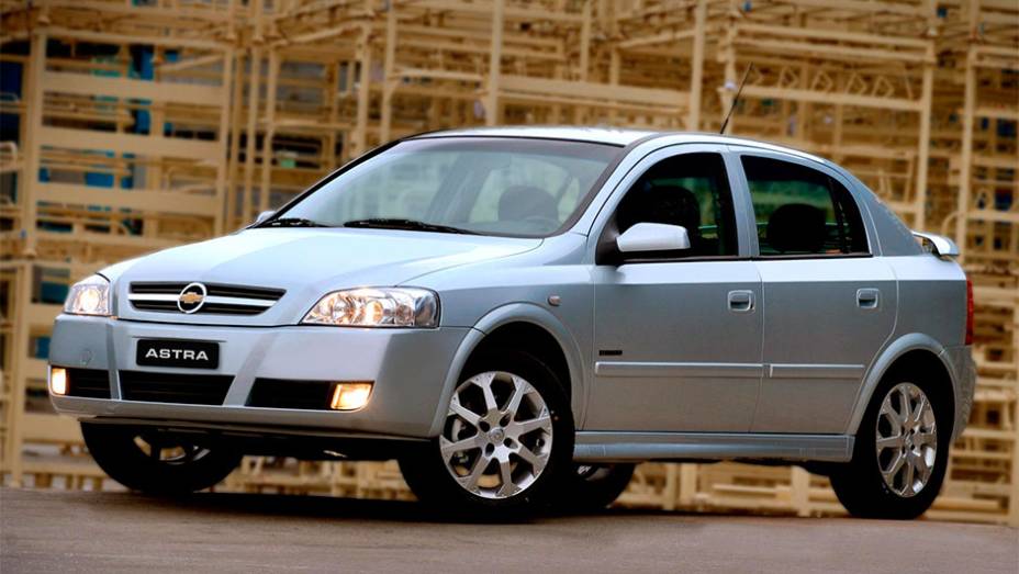 Fechando a lista, Chevrolet Astra | <a href="https://preprod.quatrorodas.abril.com.br/noticias/mercado/carros-seminovos-mais-buscados-ofertados-online-2013-772030.shtml" target="_blank" rel="migration">Leia mais</a>