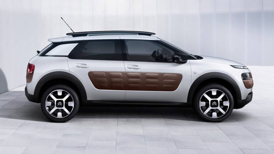 De acordo com a marca, trata-se de uma "alternativa real para os hatchbacks tradicionais" | <a href="https://preprod.quatrorodas.abril.com.br/noticias/saloes/genebra-2014/citroen-apresenta-c4-cactus-772491.shtml" rel="migration">Leia mais</a>