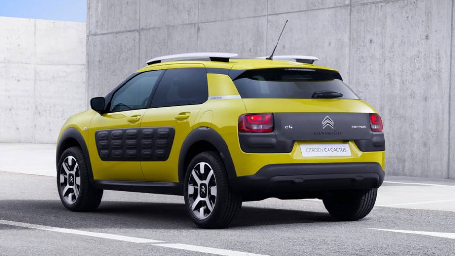 O crossover permaneceu bastante fiel ao Cactus concept, mostrado em 2013, com direito às Air Bumps | <a href="https://preprod.quatrorodas.abril.com.br/noticias/saloes/genebra-2014/citroen-apresenta-c4-cactus-772491.shtml" rel="migration">Leia mais</a>