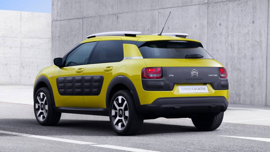 O crossover permaneceu bastante fiel ao Cactus concept, mostrado em 2013, com direito &agrave;s Air Bumps | <a href="https://preprod.quatrorodas.abril.com.br/noticias/saloes/genebra-2014/citroen-apresenta-c4-cactus-772491.shtml" rel="migration">Leia mais</a>
