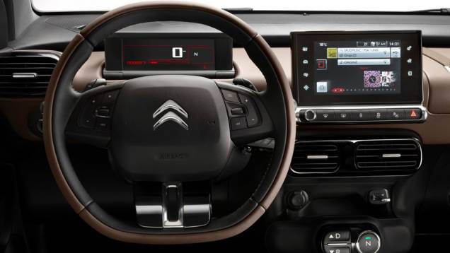 Faz-se notar também um sistema multimídia com tela sensível ao toque de sete polegadas | <a href="https://preprod.quatrorodas.abril.com.br/noticias/saloes/genebra-2014/citroen-apresenta-c4-cactus-772491.shtml" rel="migration">Leia mais</a> Faz-se notar também um sistema multimídia com tela sensível ao toque de sete polegadas | <a href="https://preprod.quatrorodas.abril.com.br/noticias/saloes/genebra-2014/citroen-apresenta-c4-cactus-772491.shtml" rel="migration">Leia mais</a>
