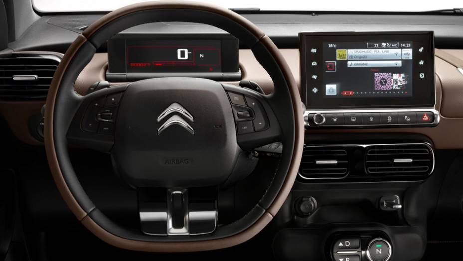 Faz-se notar tamb&eacute;m um sistema multim&iacute;dia com tela sens&iacute;vel ao toque de sete polegadas | <a href="https://preprod.quatrorodas.abril.com.br/noticias/saloes/genebra-2014/citroen-apresenta-c4-cactus-772491.shtml" rel="migration">Leia mais</a>