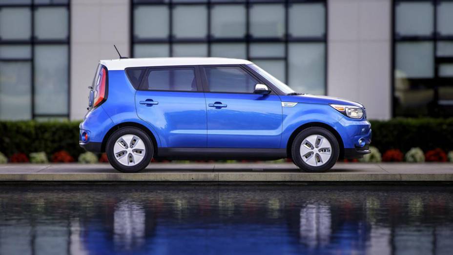 O modelo começará a ser vendido no mercado norte-americano no terceiro trimestre de 2014 | <a href="https://preprod.quatrorodas.abril.com.br/noticias/fabricantes/kia-apresenta-soul-ev-772571.shtml" rel="migration">Leia mais</a>