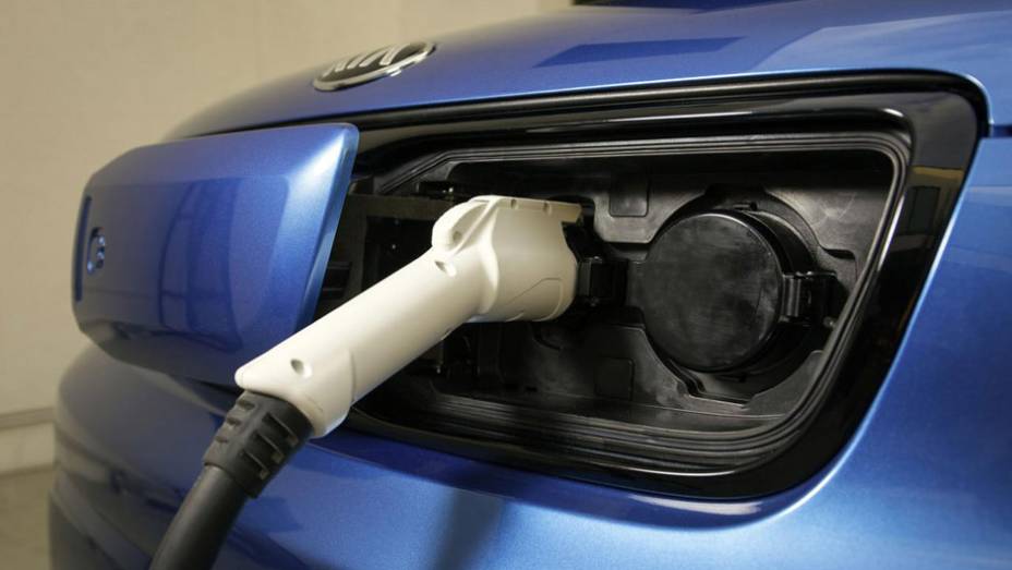 O el&eacute;trico tem carroceria em dois tons, grade frontal que abriga a porta de recarga, luzes diurnas de LED, ins&iacute;gnias "Eco Electric"... | <a href="https://preprod.quatrorodas.abril.com.br/noticias/fabricantes/kia-apresenta-soul-ev-772571.shtml" rel="migration">Leia mais</a>