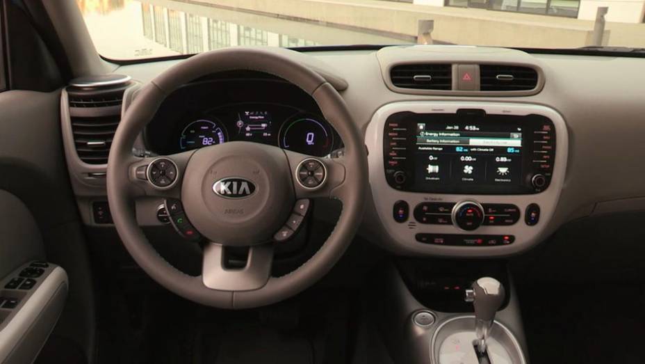 ...interior com bancos revestidos em tecido, costura azul, navegador GPS, c&acirc;mera de r&eacute;, entre outros itens | <a href="https://preprod.quatrorodas.abril.com.br/noticias/fabricantes/kia-apresenta-soul-ev-772571.shtml" rel="migration">Leia mais</a>
