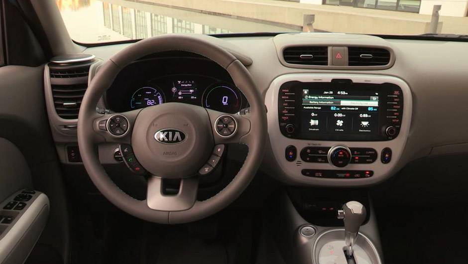 ...interior com bancos revestidos em tecido, costura azul, navegador GPS, c&acirc;mera de r&eacute;, entre outros itens | <a href="https://preprod.quatrorodas.abril.com.br/noticias/fabricantes/kia-apresenta-soul-ev-772571.shtml" rel="migration">Leia mais</a>