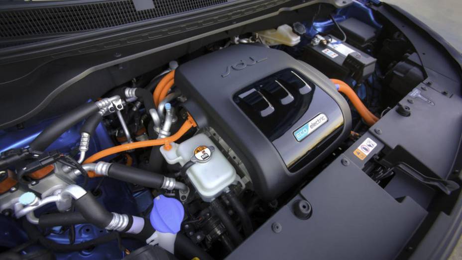 A bateria de &iacute;on-l&iacute;tio do Soul EV tem capacidade de 27 kWh, alimentando um motor el&eacute;trico de 109 cavalos de pot&ecirc;ncia e 28,9 kgfm de torque | <a href="https://preprod.quatrorodas.abril.com.br/noticias/fabricantes/kia-apresenta-soul-ev-772571.shtml" rel="migration">Leia mais</a>