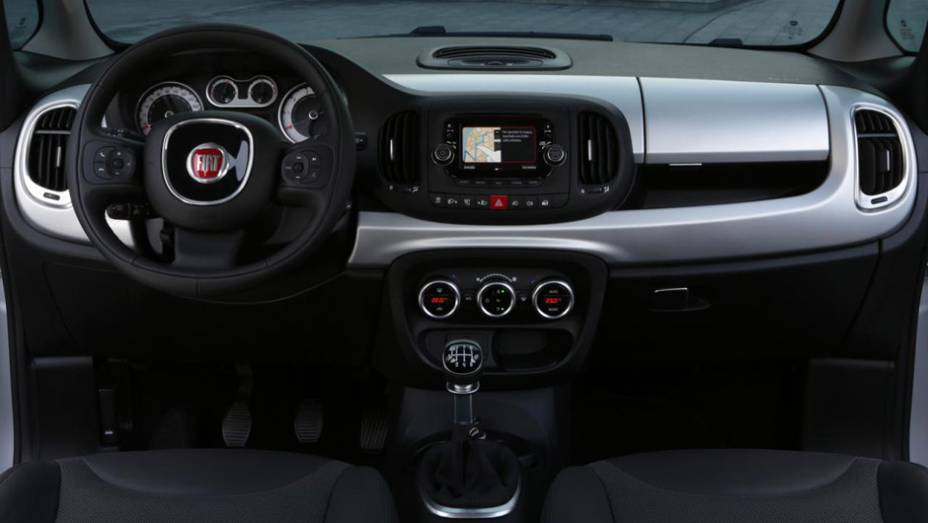 Outras caracter&iacute;sticas da vers&atilde;o s&atilde;o os dois tons na carroceria (cinza e preto), com tratamento tradicional ou fosco, cabine "total black... | <a href="https://preprod.quatrorodas.abril.com.br/noticias/fabricantes/fiat-revela-500l-beats-edition-772907.shtml" rel="migration">Leia</a>