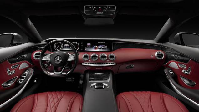 O interior do coupé deriva do Classe S Sedan, mas há alterações, como as saídas do volante "Super Sport" e do relógio analógico | <a href="https://preprod.quatrorodas.abril.com.br/noticias/saloes/genebra-2014/mercedes-benz-apresenta-classe-s-coupe-772971.shtml" rel="migration">Le</a> O interior do coupé deriva do Classe S Sedan, mas há alterações, como as saídas do volante "Super Sport" e do relógio analógico | <a href="https://preprod.quatrorodas.abril.com.br/noticias/saloes/genebra-2014/mercedes-benz-apresenta-classe-s-coupe-772971.shtml" rel="migration">Le</a>