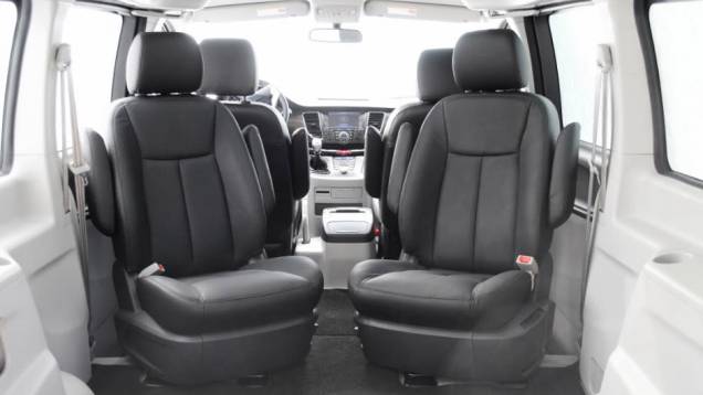O grande destaque é o amplo espaço interno para até sete ocupantes | <a href="https://preprod.quatrorodas.abril.com.br/noticias/fabricantes/jac-traz-t8-r-114-990-773037.shtml" rel="migration">Leia mais</a> O grande destaque é o amplo espaço interno para até sete ocupantes | <a href="https://preprod.quatrorodas.abril.com.br/noticias/fabricantes/jac-traz-t8-r-114-990-773037.shtml" rel="migration">Leia mais</a>