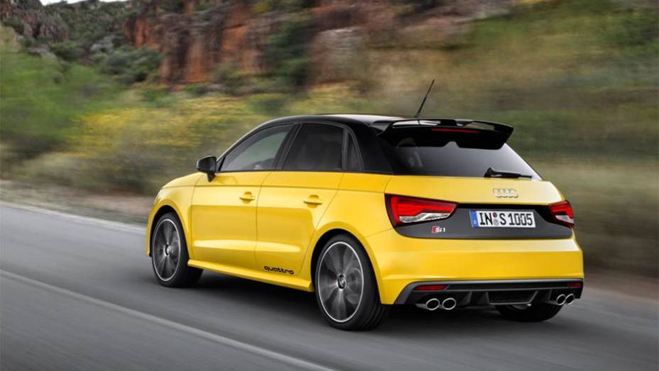 Traseira se destaca pela asa e as quatro saídas do escapamento | <a href="https://preprod.quatrorodas.abril.com.br/noticias/saloes/genebra-2014/audi-lanca-oficialmente-s1-s1-sportback-2014-773081.shtml" rel="migration">Leia mais</a>