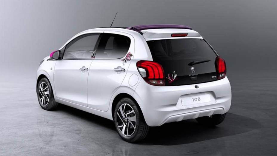 Modelo também será oferecido como conversível | <a href="https://preprod.quatrorodas.abril.com.br/noticias/saloes/genebra-2014/imagem-vazada-peugeot-revela-novo-108-773514.shtml" rel="migration">Leia mais</a>