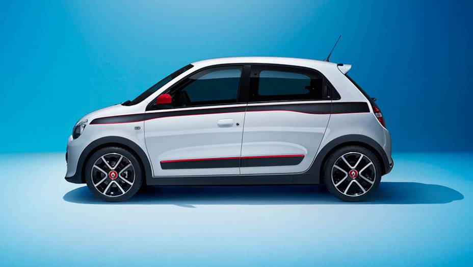 Segundo a fabricante, o modelo foi inspirado no Twingo original e também no Renault 5 Turbo | <a href="https://preprod.quatrorodas.abril.com.br/noticias/saloes/genebra-2014/renault-confirma-motorizacao-twingo-775341.shtml" rel="migration">Leia mais</a>