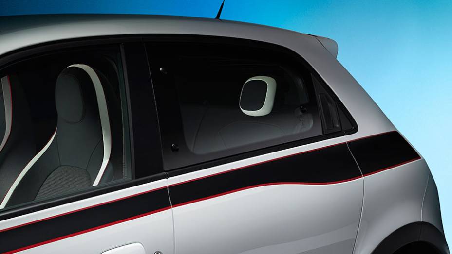 Detalhe da lateral do modelo | <a href="https://preprod.quatrorodas.abril.com.br/noticias/saloes/genebra-2014/renault-confirma-motorizacao-twingo-775341.shtml" rel="migration">Leia mais</a>