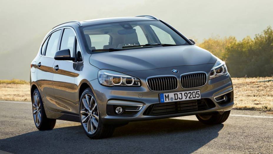 A BMW se antecipou ao Salão de Genebra e revelou nesta sexta-feira (14) a versão de produção do Série 2 Active Tourer | <a href="https://preprod.quatrorodas.abril.com.br/noticias/saloes/genebra-2014/bmw-mostra-serie-2-active-tourer-completo-773485.shtml" rel="migration">Leia mais</a>