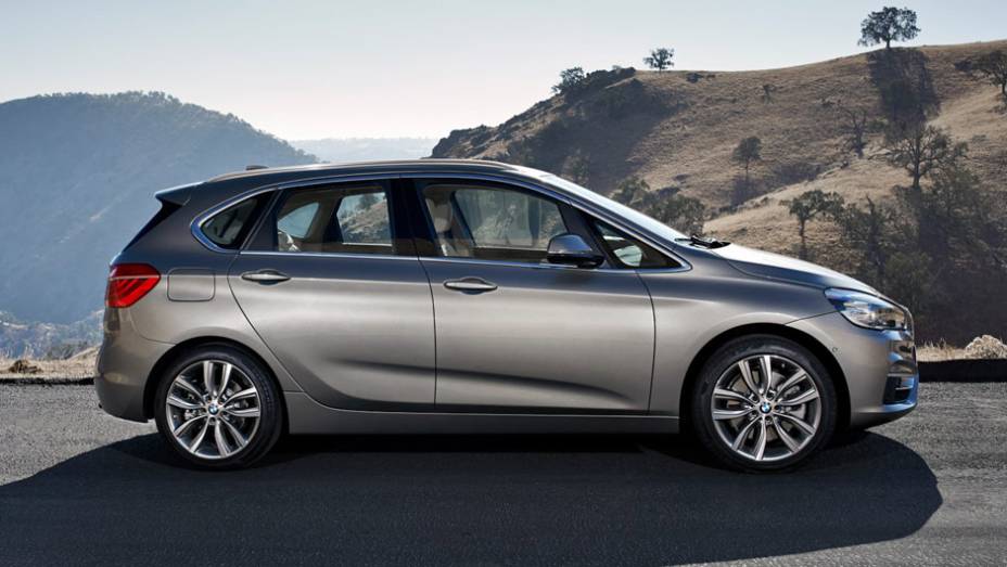 Trata-se de uma minivan dotada de tração dianteira que marca a entrada da marca alemã no segmento | <a href="https://preprod.quatrorodas.abril.com.br/noticias/saloes/genebra-2014/bmw-mostra-serie-2-active-tourer-completo-773485.shtml" rel="migration">Leia mais</a>